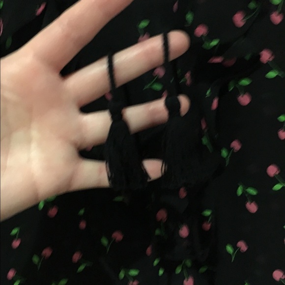 🍒New Black Cherry print Sleeveless sheer ruffle blouse w tassel accent SzM NWOT - Picture 4 of 7